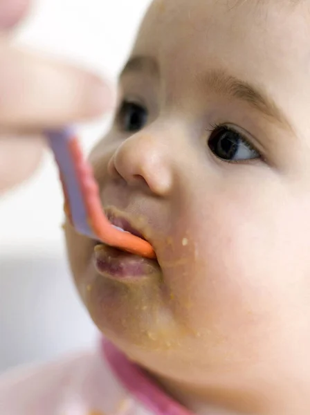 Bébé Nourri Avec Des Aliments Pour Bébés — Photo