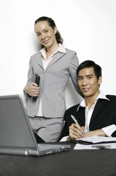 Jonge Zakenman Zijn Assistent — Stockfoto