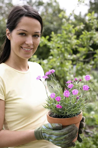 Portrét Ženy Zahradnickými Rukavicemi Držící Květináč — Stock fotografie