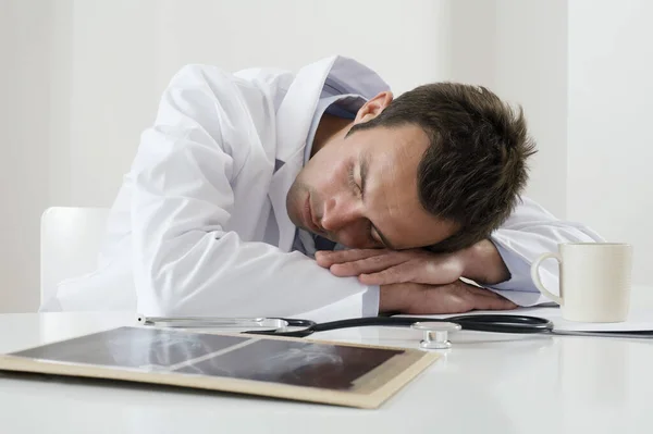 Médico Masculino Descansando Sobre Mesa — Fotografia de Stock