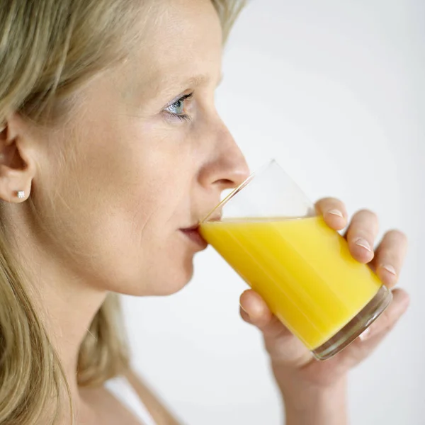 Mujer Bebiendo Vaso Jugo Naranja —  Fotos de Stock