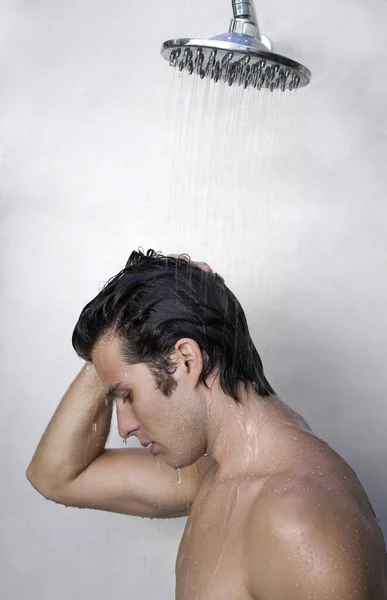 Homme Prenant Une Douche — Photo