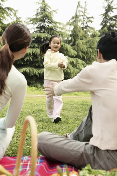 Fille Courir Vers Ses Parents Tout Tenant Pissenlit — Photo