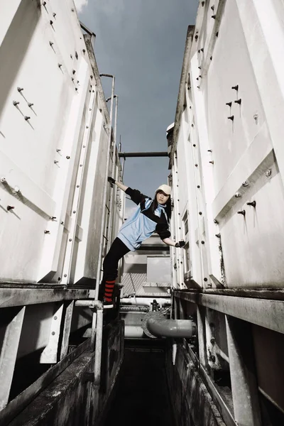 Jovem Posando Para Câmera — Fotografia de Stock