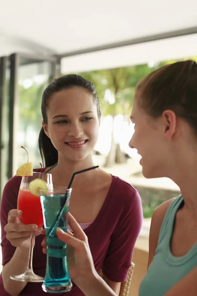 Mujeres Jóvenes Tostadas Bebidas — Foto de Stock