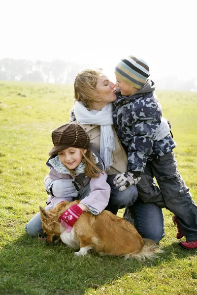 Familjen Spenderar Helgen Parken — Stockfoto