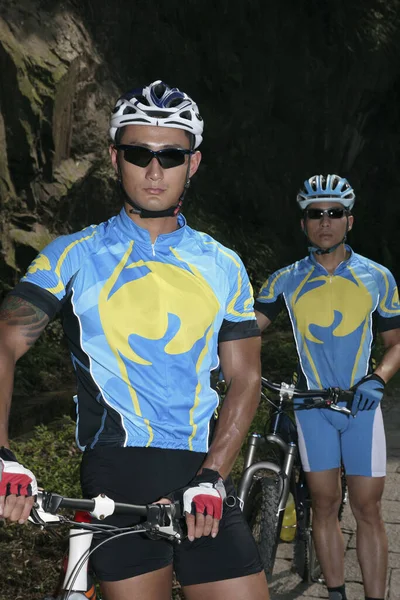 Ciclistas Masculinos Con Sus Bicicletas — Foto de Stock