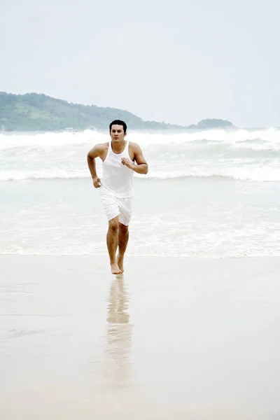 Uomo Che Corre Sulla Spiaggia — Foto Stock