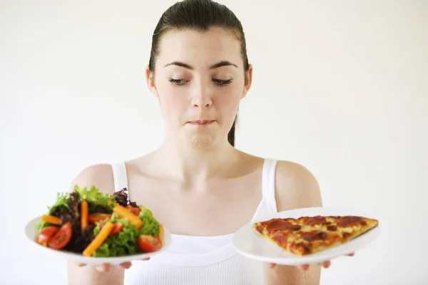 Mujer Sosteniendo Pizza Ensalada — Foto de Stock