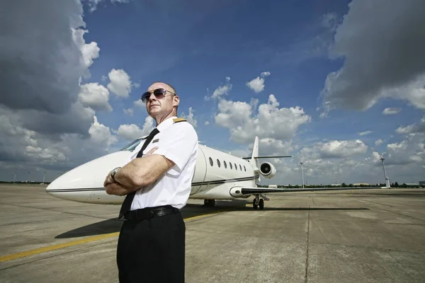 Piloot Landingsbaan Met Privéjet Achtergrond — Stockfoto