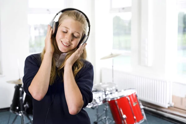 Chica Cerrando Los Ojos Escuchando Música Los Auriculares — Foto de Stock