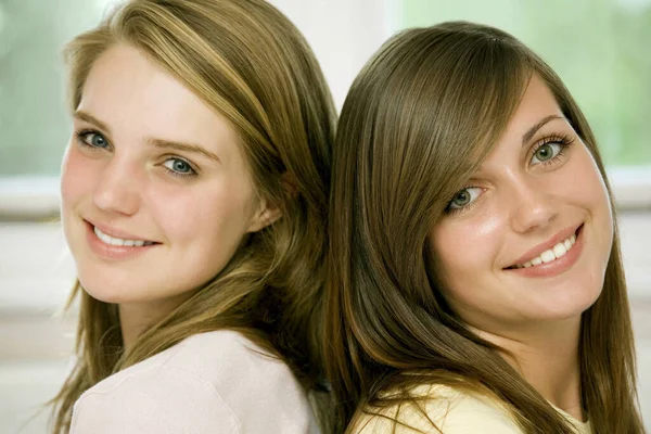 Meninas Sorrindo Para Câmera — Fotografia de Stock