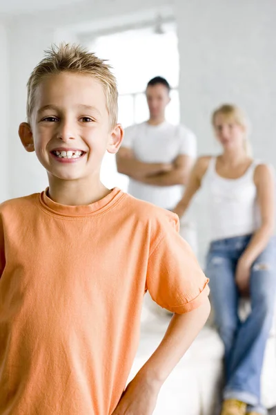 Garçon Souriant Caméra Avec Ses Parents Arrière Plan — Photo