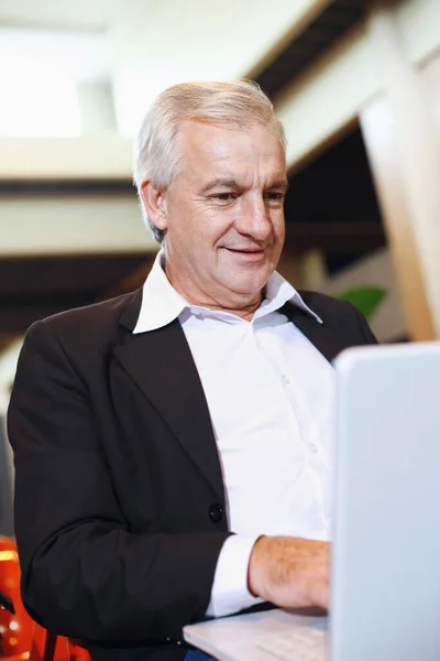 Empresario Con Portátil Salón Del Aeropuerto — Foto de Stock