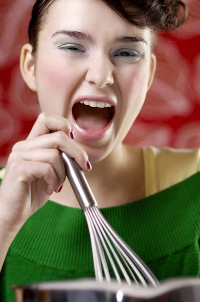 Mujer Gritando Mientras Cocina — Foto de Stock
