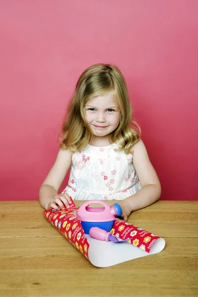 Uma Menina Embrulhando Presente — Fotografia de Stock