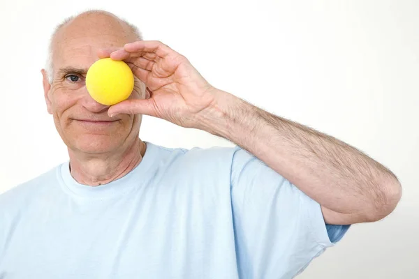 Senior Man Met Een Oranje Bekleding Van Zijn Oog — Stockfoto