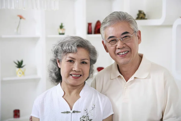 Älterer Mann Und Ältere Frau Lächeln — Stockfoto