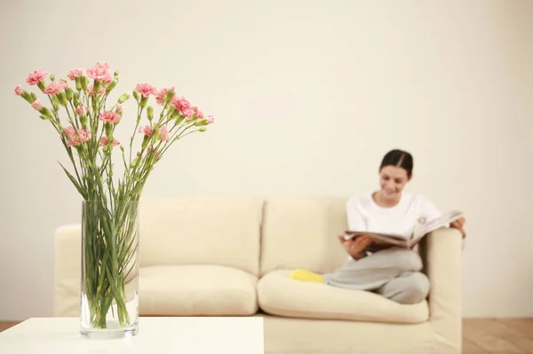 Mujer Sentada Sofá Leyendo Periódico —  Fotos de Stock