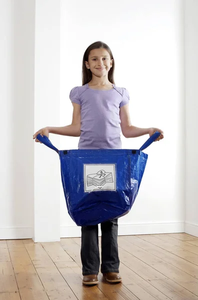 Mädchen Mit Einer Recycelten Plastiktüte — Stockfoto