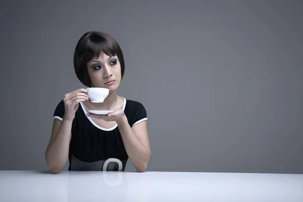 Frau Bei Einer Tasse Tee — Stockfoto