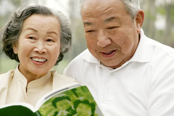Bir Kitabı Paylaşan Yaşlı Bir Çift — Stok fotoğraf