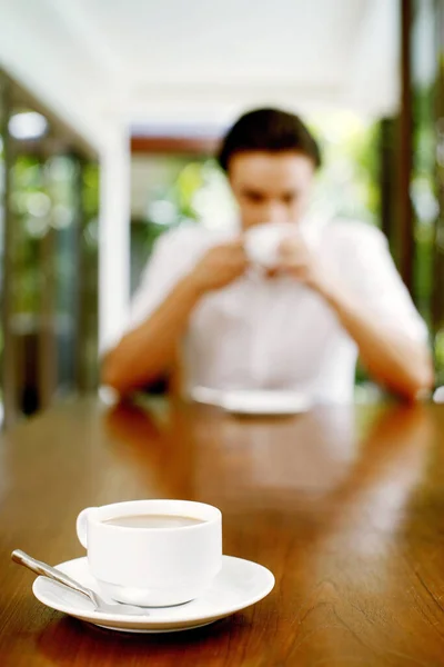 Skup Się Filiżance Kawy Mężczyzną Pijącym Kawę Tle — Zdjęcie stockowe