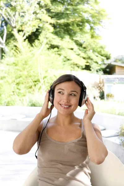 Frau Hört Musik Über Kopfhörer — Stockfoto