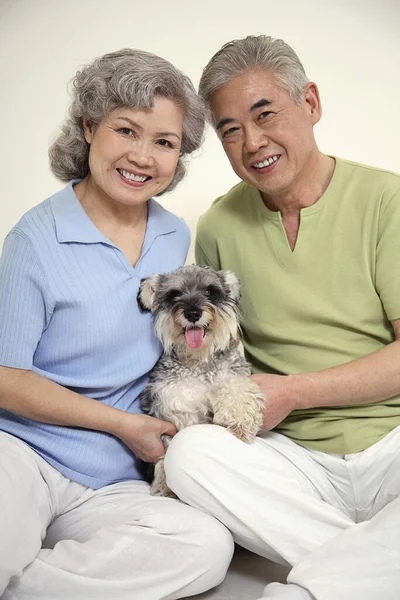 Senior Mann Und Seniorin Posieren Mit Hund — Stockfoto