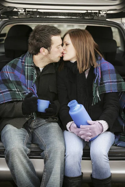 Feliz Jovem Casal Beijando — Fotografia de Stock