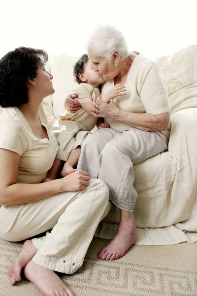 Menino Beijando Sua Avó Enquanto Sua Mãe Assiste — Fotografia de Stock