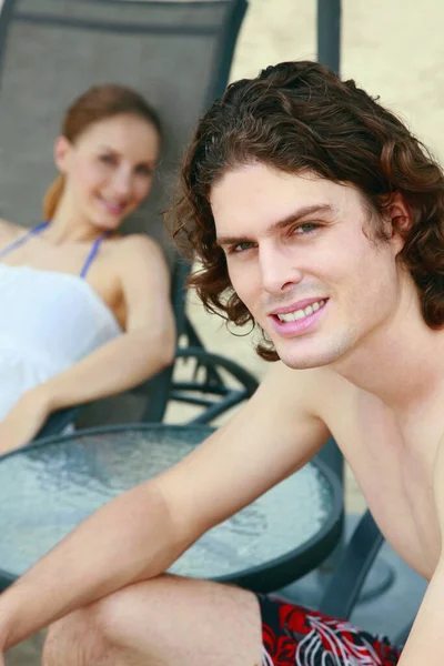 Homem Mulher Relaxando Cadeira Lounge Praia — Fotografia de Stock