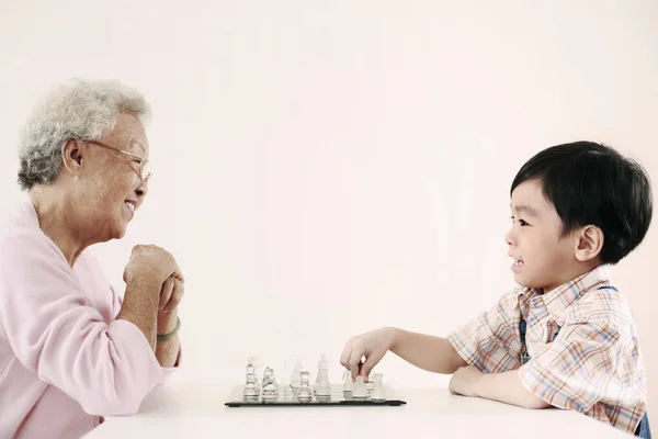 Starší Žena Chlapec Hrají Šachy — Stock fotografie