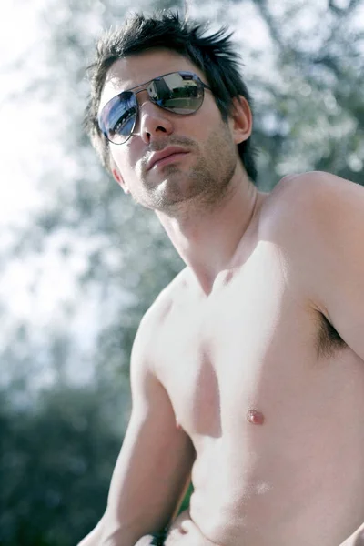 Hombre Pecho Desnudo Con Gafas Sol —  Fotos de Stock