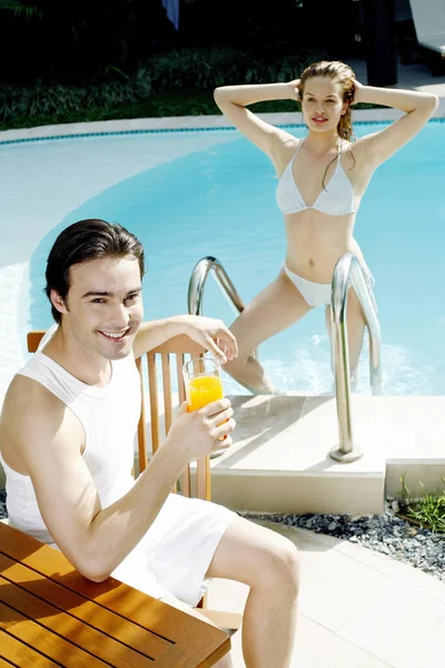 Hombre Sosteniendo Vaso Jugo Naranja Con Novia Subiendo Piscina — Foto de Stock