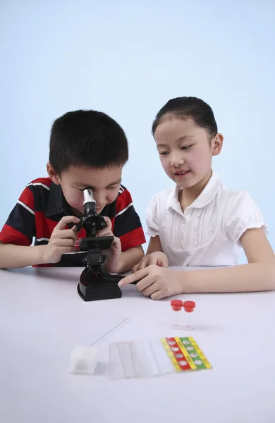 Niño Mirando Través Del Microscopio Con Chica Ayudando Lado — Foto de Stock