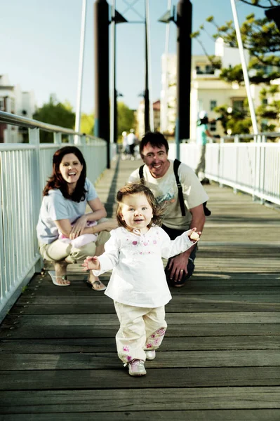 Flicka Med Sina Föräldrar Tittar Från Baksidan — Stockfoto