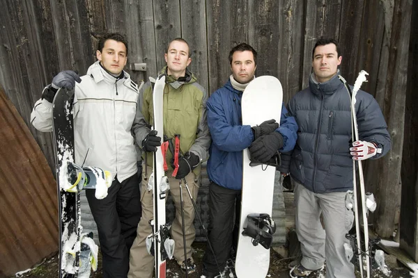 Quatro Homens Roupas Inverno Segurando Snowboard — Fotografia de Stock