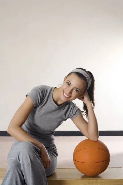 Žena Odpočívající Loket Basketbalu — Stock fotografie