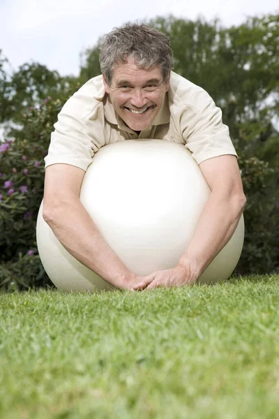 Homme Âgé Reposant Sur Ballon Fitness — Photo