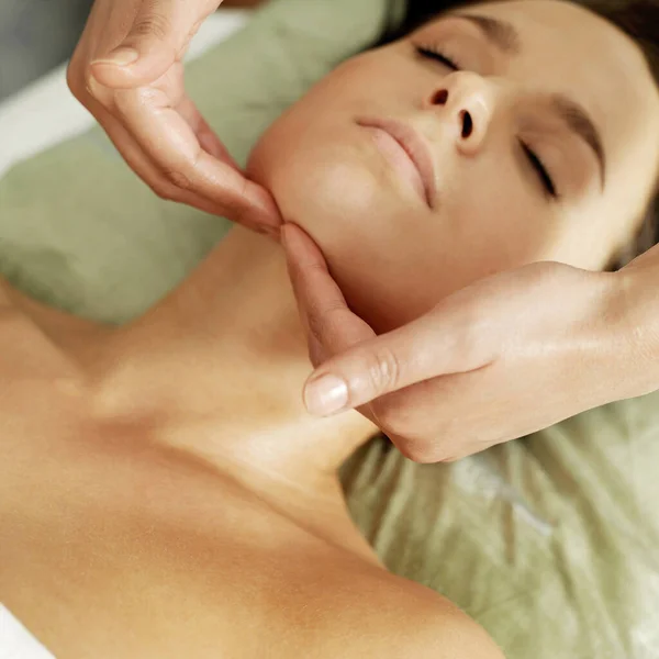 Mulher Desfrutando Uma Massagem Corporal Relaxante — Fotografia de Stock