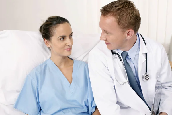 Doutor Falando Com Seu Paciente — Fotografia de Stock
