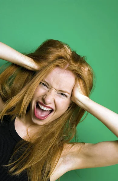 Junge Frau Schreit Nahsicht — Stockfoto