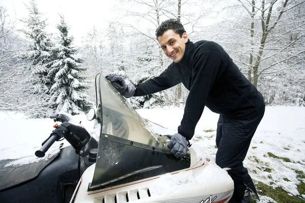 Joven Hombre Cabalgando Motos Nieve — Foto de Stock