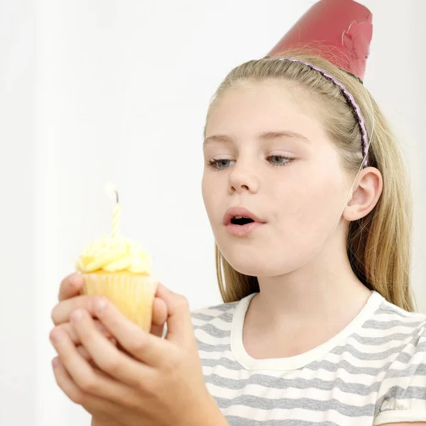 Menina Segurando Cupcake Com Vela — Fotografia de Stock