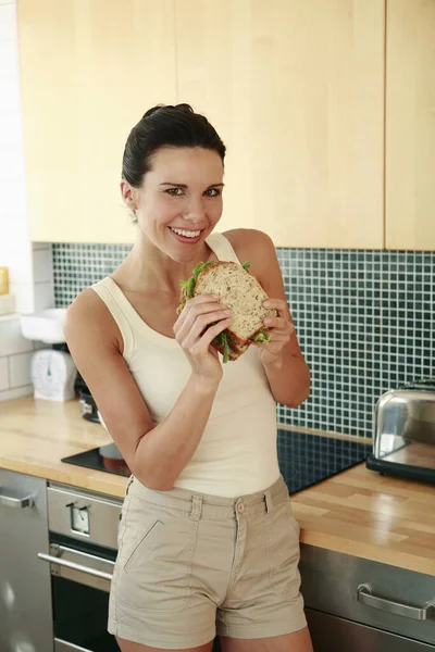 Vrouw Met Een Broodje — Stockfoto