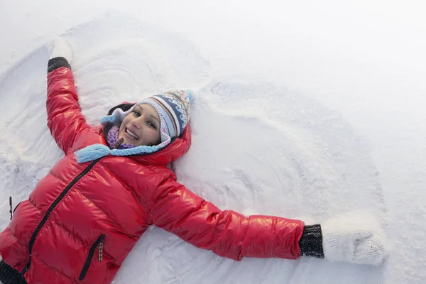 Frau Macht Schnee Engel — Stockfoto