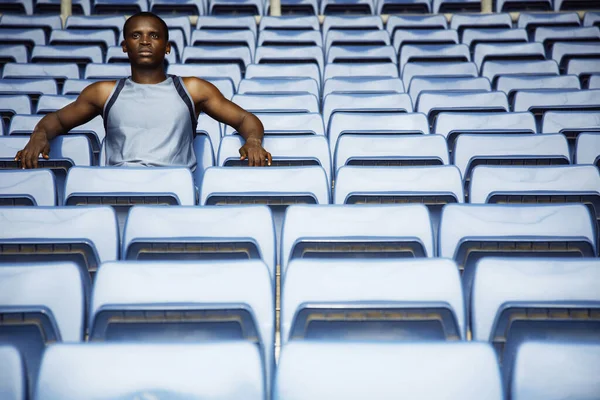 Hombre Sentado Entre Filas Asientos Azules Estadio — Foto de Stock