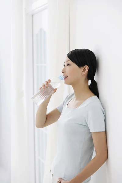 Wanita Minum Dari Botol Air — Stok Foto