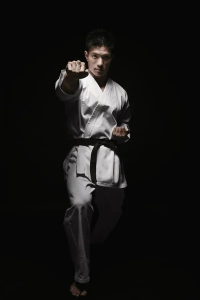 Mann Führt Karate Move Aus — Stockfoto